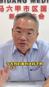 当伊党有意挑起啤酒公司赞助华教义演课题时，马华总会长将矛头指向了行动党，殊不知该教育部募捐指南是在马华担任教育副部长时所推出的，也就是2018年3月29日，当时的总会长也是内阁的一员。,  如今，正当华教面对挑战时，华社不是应该团结一致把枪口对外吗？怎么还自顾自地捞取廉价的政治资本？