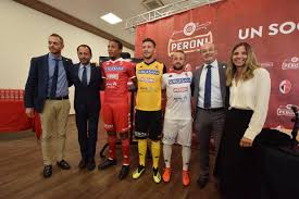 Inoltre informazioni sullo sponsor tecnico. Calcio Bari Peroni Torna Sulla Maglia Biancorossa