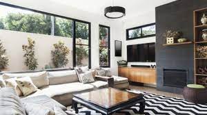Satu kamar mandi terletak di dalam kamar tidur dan satu lagi di luar, yang dibangun. 7 Tips Menerapkan Desain Interior Minimalis Modern Di Rumah
