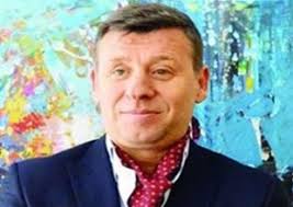 Birçok farklı tarzda seslendirdiği şarkıları ve yer aldığı diziler ile adından söz ettiriyor. Metin Senturk Kimdir Aslen Nereli Kac Yasinda Biyografisi