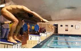 Paris Une Competition De Natation Sans Maillots Le Parisien