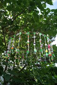 Gartendeko Aus Perlen Und Draht Fur Den Sommer Garten Deko Garten Diy Windspiele