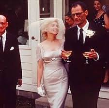 29 Juin 1956 New York Marilyn Monroe Epouse L Ecrivain Arthur Miller Dans Une Robe Creee Par Le Designer Marilyn Monroe Dress Marilyn Monroe Wedding Marilyn