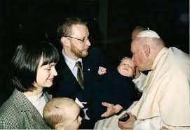 Resort pod jego kierownictwem nie ustrzegł się wielu kontrowersji. John Paul Ii And Minister Zdrowia Profesor Lukasz Szumowski Z Zona I Synkami Couple Photos Couples Scenes