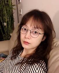 It seems that the star along with the fans is just as unsure of his characters fate or the drama's storyline at all: Jean So Min Glasses Or Not Use The Eye Size Is Similar