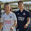 La camiseta principal tiene nuevamente la banda gris en el pecho, pero con un estilo urbano, una línea que maneja adidas en esta temporada con los equipos de fútbol que patrocina. Https Encrypted Tbn0 Gstatic Com Images Q Tbn And9gctywvocjiibjewsjwdlbe7fnzreqlmat6gx V7bhs Sc9s47j W Usqp Cau