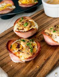 She Lines A Muffin Tin With Canadian Bacon Now Watch When She Cracks The Eggs Recipe Canadian Bacon Recipes Canadian Bacon Bacon Recipes