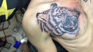 35 tato keren di lengan untuk pria jika seorang pria ingin mendapatkan sebuat tato di tubuhnya maka lengan adalah bagian tubuh yang paling bagus. Benar Benar Keren Untuk Dada Para Pria Gambar Tato Kepala Harimau Youtube