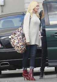 Pregnant Gwen Stefani Looks Comfy In Large Sweater Daily Mail Online