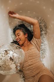 I love the idea of getting dressed up and doing a photoshoot in your bathtub. 4 Easy New Year S Eve Photo Shoot Ideas Emma S Edition