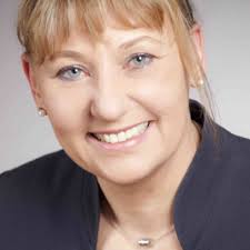 Carmen Winter's Instagram, Twitter & Facebook