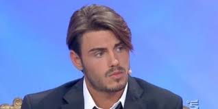 Tra gli anni ’90 e 2000 ecco il taglio mullet uomo riproposto da mel gibson, rob lowe, jon bon jovi, prince, lionel richie, michael bolton e dal … In Esclusiva Taglio Capelli Moda Uomo Estate 2012 Doppio Taglio Sfumato E Sfilato Tornano In Voga I Baffi Anni 80 Paperblog