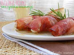 Preparare gli involtini spalmando sulle fettine di pollo un po' di burro, una manciata di prezzemolo tritato, una fettina di speck e pezzettini di sottiletta. Involtini Di Tacchino Con Speck E Scamorza Ricetta
