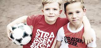 Lukas podolski war schon vor gründung seiner stiftung botschafter der arche und unterstützt ihre arbeit mit seiner stiftung von beginn an bis heute. 2 Platze Fur Poldis Strassenkicker Camp Zu Gewinnen Koeln De