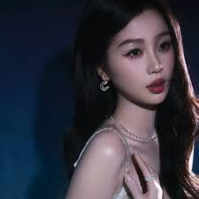 P18 是欣欣丁禹兮与张碧晨的合照！！😍 昨晚星光大赏物料好多看到我都开心了哈哈哈哈🤪 礼服3也很好看啊🥹 Picture 18 Esther  , Ryan and ZhangBiChen took a photo together!! 🤩 So happy that so much  videos/photos were posted about yesterday Tencent Night ...