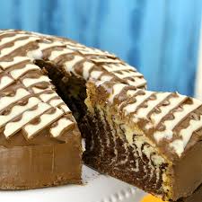 Mit diesem riesigen kinderschokoladen kuchen machst du alle glücklich. Ein Kuchen Wie Ein Zebra Kinderriegel Torte Im Streifenlook Leckerschmecker