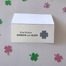 Der silvesterabend ist jedes jahr aufs neue ein termin, der lange herbeigesehnt wird und gut vorbereitet sein will. Gluecksbringer Gluecksschwein Silvester Selber Machen Etikett Heimatdinge