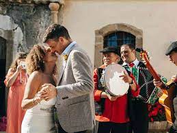 25 anni di matrimonio felice come il vostro sono un cammino di cui essere fieri tanti auguri per il vostro anniversario d'argento auguri per le vostre. 50 Canzoni Che Non Devono Mancare Alle Vostre Nozze