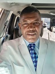 Gade Ayisyen ki bò kote w la, di l OU RENMEN L. San w pa bezwen konnen ki  relijyon l, si l t al lekòl, ni nan ki tipati politik li ye. #