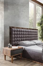 Una camera da letto completa, composta da gruppo e letto eos in massello di frassino, finitura tortora e dal capiente armadio della collezione graffiti, in legno massello di frassino tinto bianco seta. Casa Padrino Set Per Camera Da Letto In Legno Massello Di Lusso Viola Marrone 1 Letto Matrimoniale Con Testiera E 2 Comodini Mobili Per Camera Da Letto Di Lusso Casa Padrino De