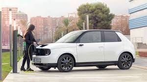 The honda e is an electric car manufactured by japanese automaker honda, available in the european and japanese markets in 2020. Honda E Retro Stromer Fur Die City Kicker