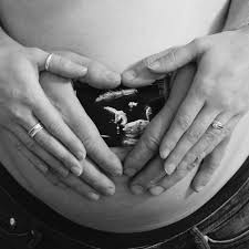 Ist der kleine neuankömmling endlich auf der welt, dann hätten sofort alle gerne tolle erinnerungsfotos heute findet man zahlreiche ratschläge zum babyfoto selber machen, wo beinahe nicht erkennbar ist, ob ein echter fotograf am werk war oder nicht. Perfekt In Szene Gesetzt 5 Geniale Tipps Fur Babybauchfotos