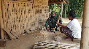 Jangan memilih bambu yang masih muda. Usaha Rumahan Kerajinan Kerai Bambu Milik Warga Tamansari