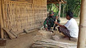 Monggo mampir di chanel kami, sekedar lihat bagaimana cara pembuatan tirai bambu bermotif khas lumajang. Usaha Rumahan Kerajinan Kerai Bambu Milik Warga Tamansari
