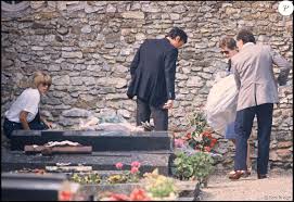 Sortie au grand air avec bébé, la jeune maman radieuse. Romy Schneider Et Alain Delon Emues Leurs Filles Anouchka Et Sarah Se Rencontrent Enfin Le Diaporama Purepeople