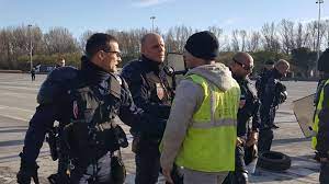 Check spelling or type a new query. Gilets Jaunes Les Entrees Et Sorties A L Echangeur De La Ciotat Fermees