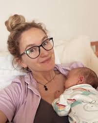 It's been a pyjama day for us. Covered in milk, super tired after a long  night and feeling needy (me and Frankie 😂). Some days I have the  motivation to do a