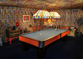 The open plan living and dining area opens up onto the pretty gardens. Elvis Fabulous Upholstered Pool Room Threads