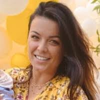 Elizabeth Metz's Instagram, Twitter & Facebook