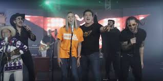 Samuel garcía, candidato por movimiento ciudadano (mc) a la gubernatura de nuevo león se perfila como el virtual ganador de la entidad, según el programa de resultados electorales preliminares (prep), que ya capturó el 100% de las boletas electorales. Samuel Garcia Y Mariana Rodriguez Estrenan Video Con Pato Machete Genitallica Ronda Bogota Y Yuawi