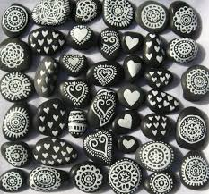 Black And White Mandala Rock Painting This Is An Set Of 40 Black Hand Painted Rocks Featuring A Lace Like Mandala In White And Heart The Painted Rocks Diy Rock Painting Designs Painted Rocks Craft