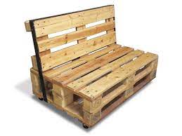 Selbstgebautes sofa aus drei paletten, altmöbeln, schaumstoffpolsterung, einigen bauholzbalken und leintüchern. Paletten Sofa Zweisitzer
