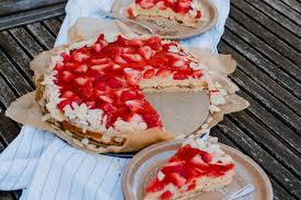 Erdbeeren in viertel schneiden und auf dem pudding verteilen. Erdbeer Pudding Kuchen Schnell Gemacht Antonella S Backblog