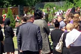 Картинки по запросу жанна фриске похороны упал гроб Kirkorov Priehal Na Pohorony Friske Nesmotrya Na Gastroli