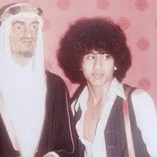 الفنان ناصر القصبي في متحف مدام توسوت في لندن منتصف السبعينات بجانب تمثال الملك فيصل طيب الله ثراه هل تعلم معلومات معلومة ناصر القصبي الملك فيصل متحف ل