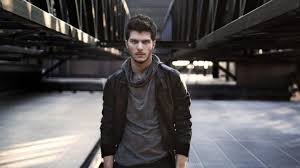 Ο λουκάς γιώρκας βρέθηκε καλεσμένος του γρηγόρη αρναούτογλου στο πλατό του «the 2night show» όπου μίλησε για τα προβλήματα που αντιμετώπισε τα προηγούμενα χρόνια με τις κρίσεις πανικού αλλά και το πως κατάφερε τον γιάννη. Loykas Giwrkas Den Katafera Na Katakthsw Th Dhmosiothta Kanontas Ergo