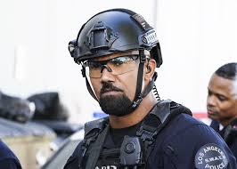 The official twitter for #swat. Viacomcbs Press Express The Swat Team Pursues A Group Of Unknkown Assailants Responsible For A Patrol Officer S Death Before Tension Between The Police And The Community Explodes On S W A T Thursday Feb