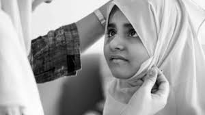 مواجهة بين صفوت حجازي وطلعت السادات. Ø£Ù…Ù‡Ø§ ÙØ§Ø¶ÙŠØ© Ø£ÙˆÙ„ ØªØ¹Ù„ÙŠÙ‚ Ù…Ù† Ø§Ù„Ù…Ø¹Ù„Ù…Ø© Ø§Ù„Ù…ØªÙ‡Ù…Ø© Ø¨Ø¥Ø¬Ø¨Ø§Ø± ÙØªØ§Ø© Ø¹Ù„Ù‰ Ø§Ù„Ø­Ø¬Ø§Ø¨ Ø§Ù„ØªØ¹Ù„ÙŠÙ… ØªØ±Ø¯