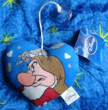Coussin Coeur Disney Blanche Neige Et Les 7 Nains Grincheux Peluche Ventouse Coussin Coeur Nain Grincheux Blanche Neige Et Les 7 Nains