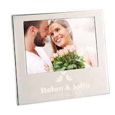 Ein bilderrahmen hebt die motive eines bildes wirkungsvoll hervor und setzt akzente bei der zimmereinrichtung, sowohl bei privat als auch bei gewerblich genutzten räumlichkeiten. Bilderrahmen Zur Hochzeit Mit Gravur Bilderrahmen Geschenkegarten