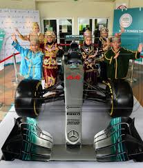 Letakkan belon yang dilekat dihadapan model kereta dan gam straw pada permukaan atas model kereta. Kereta Lumba F1 Mercedez Benz Amg Petronas Dipamer Di Semporna Sempena Regatta Lepa Sarawak Sukses