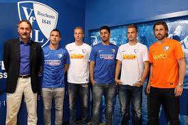 Das trikot ist selbstverständlich nicht der einzige fanartikel, den wir für die bochumer fans im angebot haben, sondern stutzen und caps gibt es bei uns genauso, wie eine jacke oder. Vfl Bochum Prasentiert Neue Trikots Bei Karstadt Sports Bochum