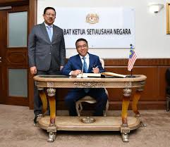 Calon hendaklah rakyat malaysia yang berusia tidak kurang daripada 18 tahun pada tarikh tutup permohonan dan bermastautin di melaka. Mohd Zuki Ali On Twitter Menerima Kunjungan Hormat Daripada Yab Tuan Haji Adly Bin Zahari Ketua Menteri Melaka Antara Perkara Yang Dibincangkan Adalah Kerjasama Strategik Antara Pejabat Ketua Setiausaha Negara Dan Kerajaan