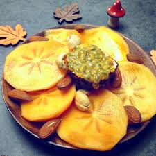Le Retour De Mon Fruit Saison Automne Hiver Prefere Avec Le Litchi Le Kaki A La Decoupe Ce Fruit Est Tellement Beau On Peut Food Fruit Camembert Cheese