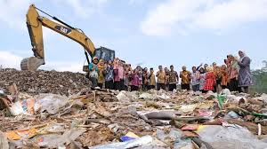Memasuki areal tempat pembuangan sampah, di manggar, balikpapan, kalimantan timur, kita tidak seperti berada di lokasi pembuangan sampah. Unik Pejabat Ini Dilantik Di Tempat Pembuangan Sampah Foto Tempo Co