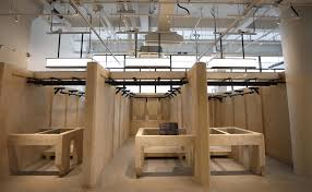 街市一定就是濕淋淋又嘈雜？那這個經活化改造的中環街市必定另你刮目相看!中環街市自 2017 年 10 月開始重建項目，終於在本月重新開放。經過活化後的街市煥然一新，有超過70間不同類型的商戶進駐，涵蓋由街頭小吃至特色食肆、本地品牌至文青小店、以及生活品味雜貨等。此外，大樓內亦設有. L2cbbk1dnvrhfm